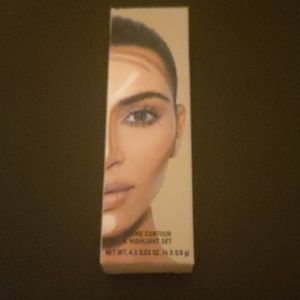 Kim Kardashian cream face contour